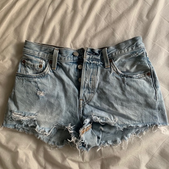 levi's light wash shorts